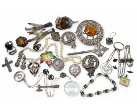 A collection of silver and costume jewellery to include Scottish themed items, a Caithness Glass silver ring, hallmarked Lond
