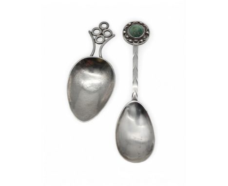 An Edwardian silver caddy spoon,maker's mark B A, London 1902, in the Arts and Crafts style, with a stylised handle in the fo