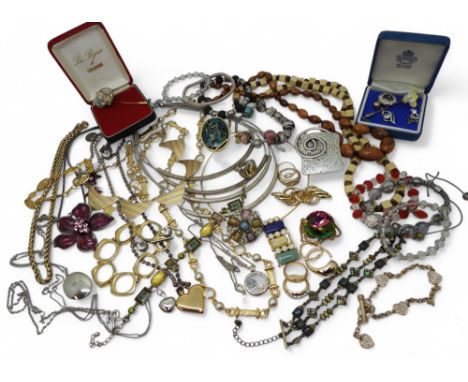 A collection of vintage and modern costume jewellery to include a silver Pandora charm necklace, Miracle style scarf clip, a 