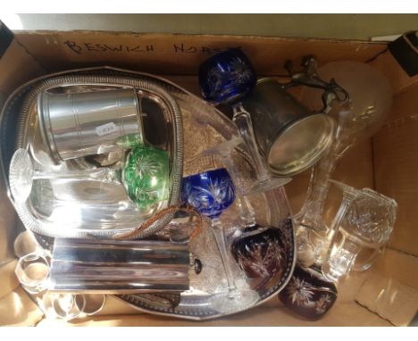 A mixed collection of metalware items to include a silver on copper galleried tray, set of 6 white metal napkin rings, togeth