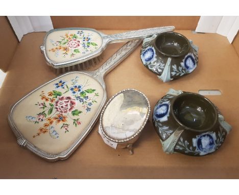 A mixed group of items to include a small footed sterling silver trinket box with wooden base, weighed minus the wooden base 
