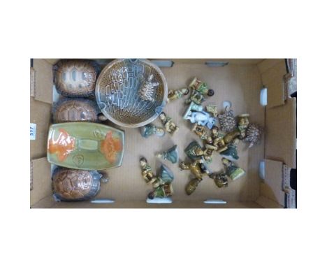A Collection of Wade Whimsies and Ornaments to include Tortoise Trinket Dishes, Ashtray, Tom and other Whimsies (1 Tray) 