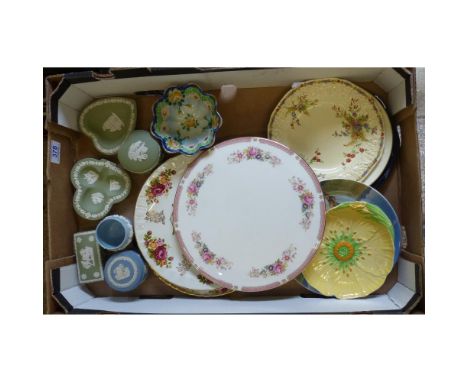 A mixed collection of ceramic items to include Wedgwood lidded pots and pin dishes, Japanese hand painted footed bowl, Carlto