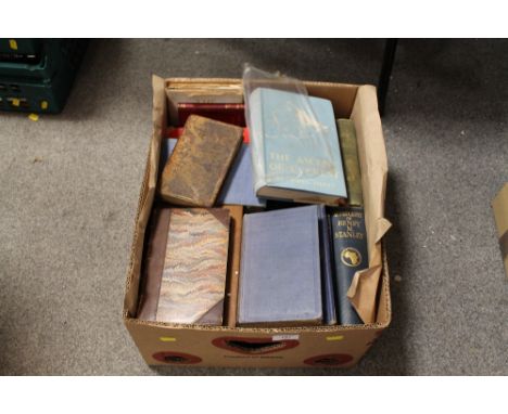 A BOX OF VINTAGE AND ANTIQUARIAN BOOKS TO INCLUDE LEATHER BOUND EXAMPLES