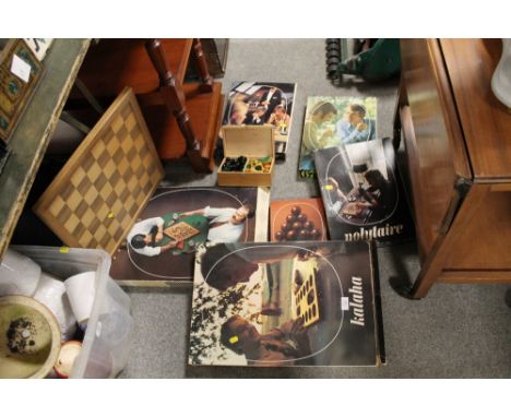 A COLLECTION OF BOXED VINTAGE BOARD GAMES TO INCLUDE KALAHA, PYRAMYSTERY, POLYTAIRE ETC 