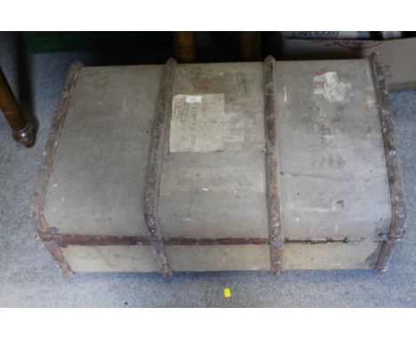 A LARGE VINTAGE BANDED PACKING TRUNK CONTAINING ANTIQUE CAMERA EQUIPMENT TO INCLUDE DEVELOPING TRAYS 