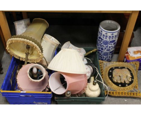 A LARGE QUANTITY OF ASSORTED TABLE LAMPS TO INCLUDE A CHERUBIC EXAMPLE TOGETHER WITH A BLUE AND WHITE STICK STAND ETC