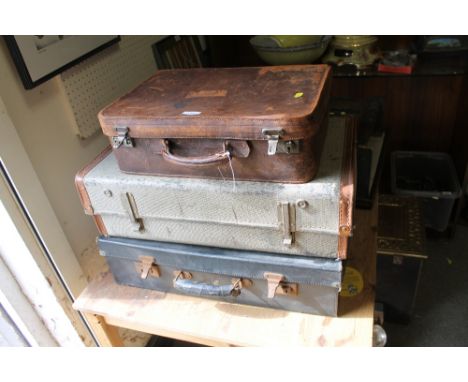 THREE PIECES OF VINTAGE LUGGAGE TO INCLUDE A LEATHER EXAMPLE 