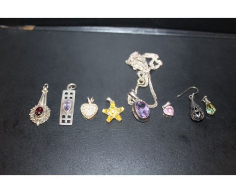 A COLLECTION OF VINTAGE SILVER JEWELLERY TO INC AN AMETHYST NECKLACE, AMETHYST PENDANT AND SELECTION OF OTHER GEMSTONE PENDAN