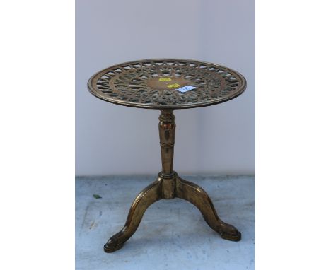 A LARGE VINTAGE BRASS TRIVET STAND - H 33 CM