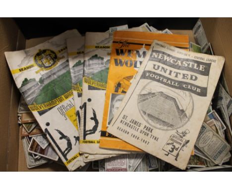 A QUANTITY OF VINTAGE CIGARETTE CARDS TOGETHER WITH A SMALL QUANTITY OF 1948 - 1957 FOOTBALL PROGRAMMES