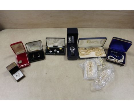 A COLLECTION OF COSTUME JEWELLERY TO INCLUDE A 9CT AND SILVER OPAL SET DRESS RING, MOTHER OF PEARL STUD SET ETC. 