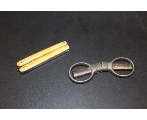TWO PAIRS OF VINTAGE METAMORPHIC SCISSORS TO INCLUDE A BONE HANDLED SET