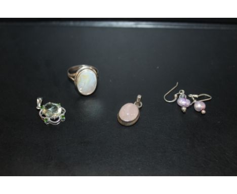 A COLLECTION OF VINTAGE SILVER JEWELLERY TO INC MOTHER OF PEARL RING, OPAL PENDANT , GEMSTONE PENDANT AND EARRINGS