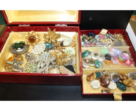 A BOX OF COSTUME JEWELLERY TO INC A QUANTITY OF VINTAGE BROOCHES