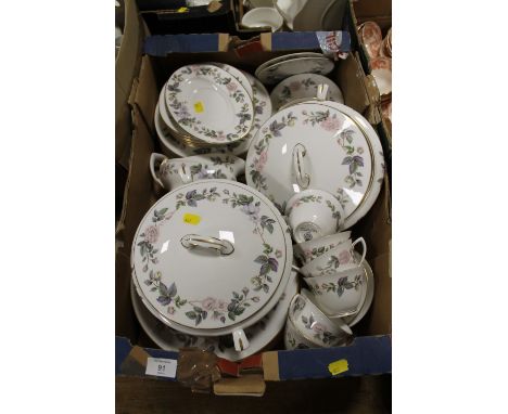 A TRAY OF ROYAL WORCESTER JUNE GARLAND DINNERWARE TO INCLUDE A TUREEN 