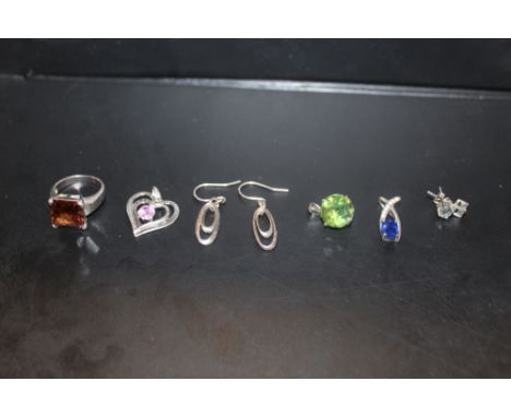 A COLLECTION OF VINTAGE SILVER JEWELLERY TO INC SMOKY QUARTZ DRESS RING, GEMSTONE PENDANTS AND EARRINGS 