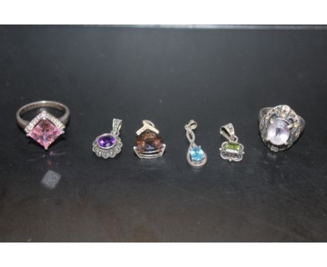 A COLLECTION OF VINTAGE SILVER JEWELLERY TO INC A MARCASITE AMETHYST DRESS RING, GEMSTONE PENDANTS ETC