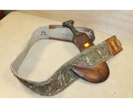 A YEMMENI JALBAYA VINTAGE DAGGER WITH SHEATH / BELT