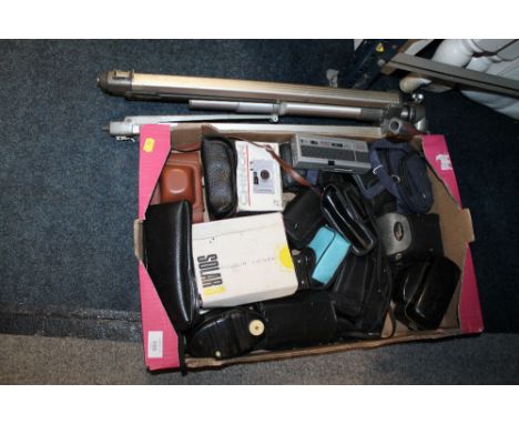 A TRAY OF VINTAGE AND MODERN CAMERAS AND ACCESSORIES