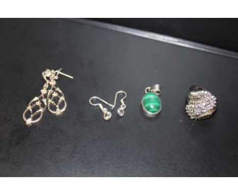 A VINTAGE SILVER DECO STYLE GEMSTONE DRESS RING TOGETHER WITH A GEMSTONE PENDANT AND EARRINGS 