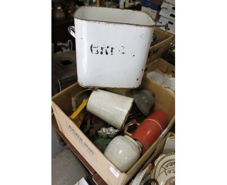 A BOX OF VINTAGE KITCHENALIA ETC. TO INCLUDE AN ENAMELLED BUCKET, VINTAGE MINCER ETC. 