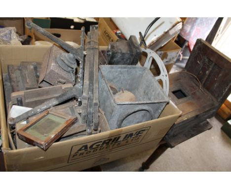 A QUANTITY OF VINTAGE AND ANTIQUE PROJECTION EQUIPMENT, CAMERA PARTS ETC. A/F 