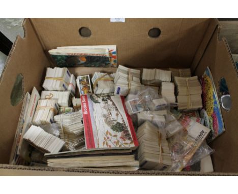 A LARGE QUANTITY OF VINTAGE CIGARETTE CARDS 