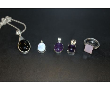 A COLLECTION OF VINTAGE SILVER TO INC A GEMSTONE DRESS RING, GEMSTONE NECKLACE, OPAL PENDANT AND TWO GEMSTONE PENDANTS 