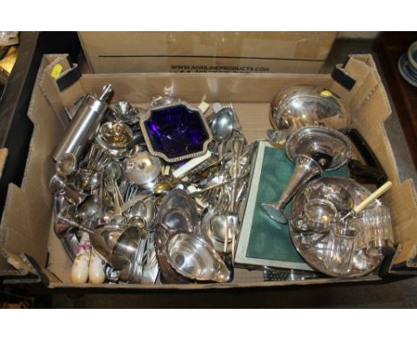 A TRAY OF MOSTLY SILVER PLATED METALWARE TO INCLUDE A VINTAGE CUTLERY CANTEEN, CONDIMENT JARS ETC. 