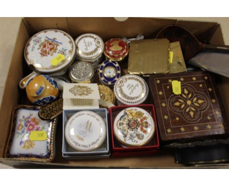 A COLLECTION OF PILL BOXES, TRINKET BOXES ETC  AND TWO VINTAGE POWDER COMPACTS
