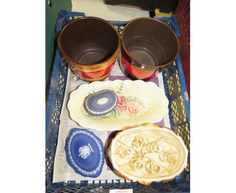A SMALL TRAY OF ASSORTED CERAMICS TO INCLUDE CLARICE CLIFF,&nbsp; WEDGWOOD JASPERWARE, WEST GERMAN VASES ETC.