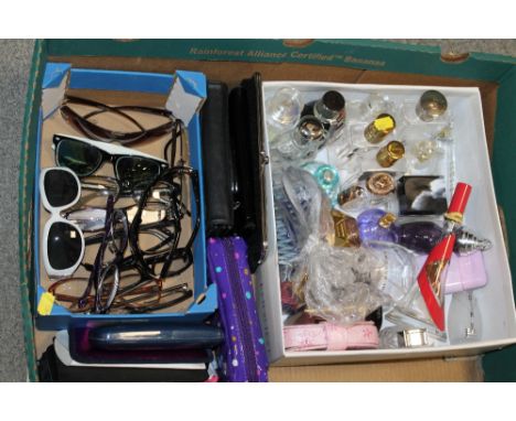 A TRAY OF VINTAGE SUNGLASSES AND GLASSES TOGETHER WITH A QUANTITY OF PERFUME BOTTLES, PURSES ETC