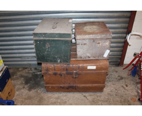 A LARGE VINTAGE TIN TRUNK TOGETHER WITH TWO SMALLER EXAMPLES (3)