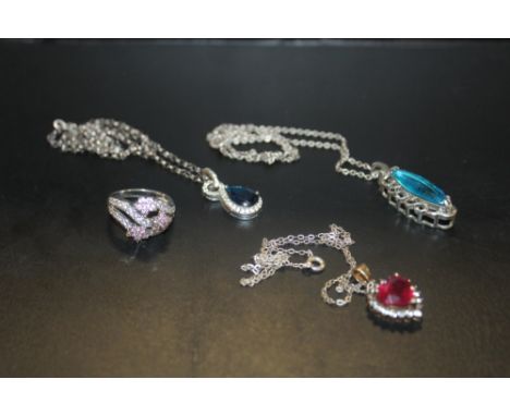 A COLLECTION OF STERLING SILVER JEWELLERY TO INCLUDE A GEMSET DRESS RING AND GEMSET PENDANTS ON CHAINS 