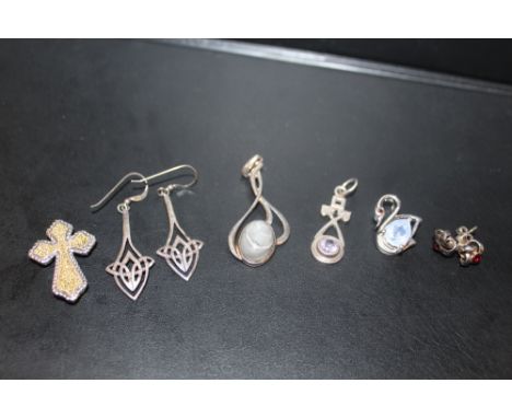 A COLLECTION OF VINTAGE SILVER JEWELLERY TO INC GEMSTONE PENDANTS, EARRINGS ETC