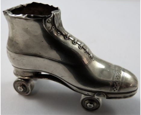 An Edwardian novelty silver roller skate pin cushion, by Crispin &amp; Norris, Birmingham 1909, with revolving wheels, lackin