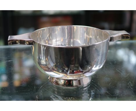 Good quality Silver two handled bowl Sheffield 1923. 225g total weight 