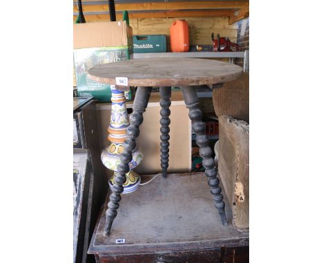 Gypsy table on tapering bobbin turned legs 