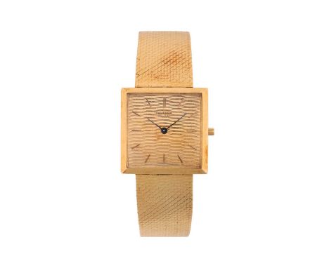 A Universal Genève Ultra-thin hand-wound 18ct gold gentleman's dress watch.Model: 18204/1TFSerial: 13948Case Material: 18ct g