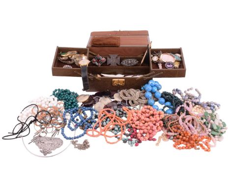 A collection of jewellery including a pair of 9ct gold cufflinks, a mounted cameo in yellow metal stamped '9ct, a yellow meta