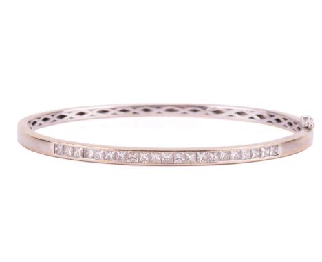 A diamond-set hinged bracelet in 18ct white gold, channel-set with twenty-one princess-cut diamonds of 2.5 mm, with an estima
