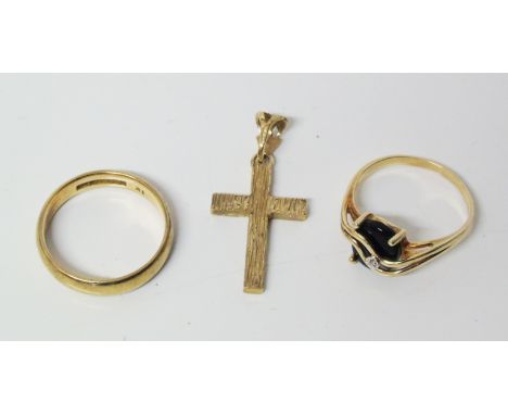 A selection of 9ct gold jewellery, to include a cross pendant, an onyx dress ring and a band ring, two with hallmarks for 9ct