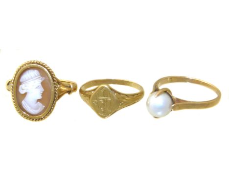 Three 18ct gold dress rings, to include a signet ring, a shell cameo dress ring and a cultured pearl dress ring, French assay