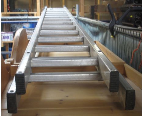 Large aluminium extending ladder. (B.P. 24% incl. VAT)