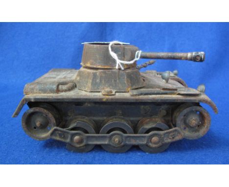 Mid Century tinplate clockwork light tank.(B.P. 24% incl. VAT)