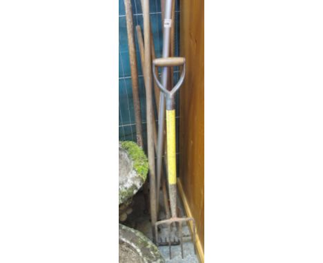 Collection of garden tools to include: fork, rake etc. (B.P. 24% incl. VAT)