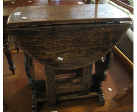 17th Century style small oak gate legged table. (B.P. 24% incl. VAT)