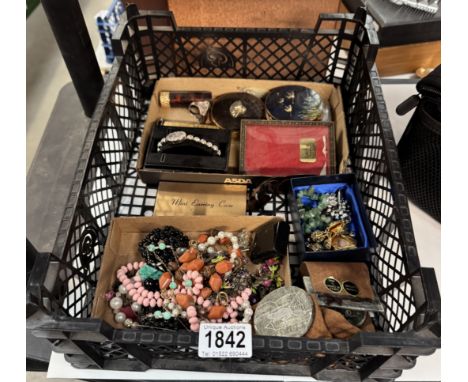 A good selection of vintage costume jewellery including compacts
