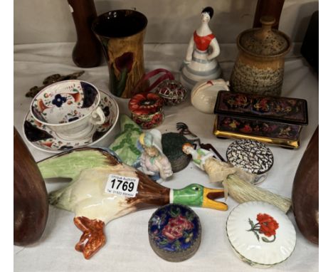 A selection of mixed vintage ceramics including flying duck trinket pots, pin cushions etc